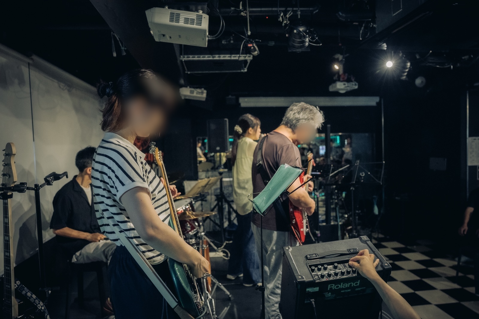 機材を持ちこんだ会場で演奏を楽しむメンバーたち